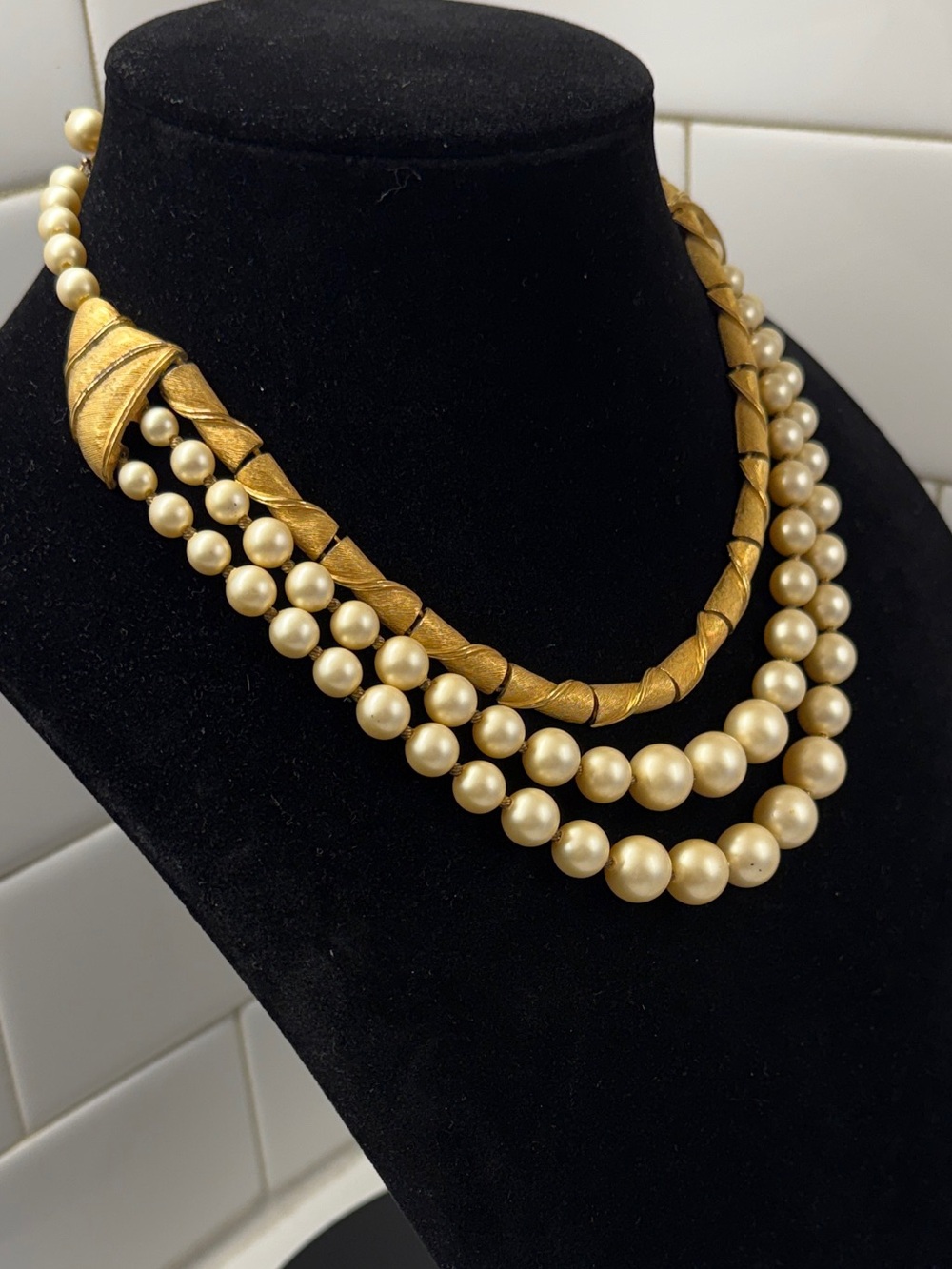 Mid-Century-Modern Gold and Pearl Statement Necklace - Picture 3 of 5